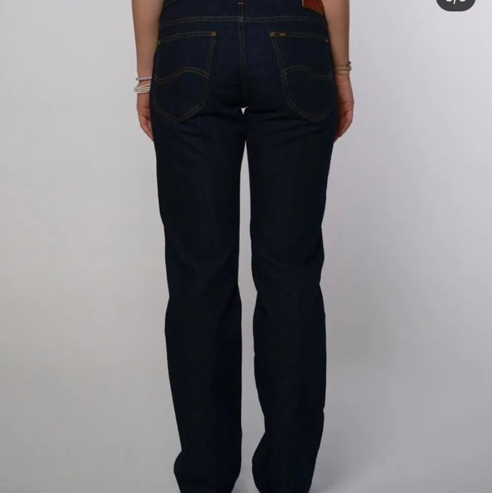 Ett par Lee jeans köpta från ett Uf företag. Säljer då de är alldeles för stora för mig. De här är M men de är ganska stora i storleken. Hör av er vid intresse💕 . Jeans & Byxor.