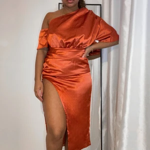 One shoulder klänning (S), 195 SEK - Rust satin one shoulder dress från PrettyLittleThing. Klänningen är oanvänd och alla lappar sitter kvar. Man knäpper klänningen i sidan m.h.a. dold kedja. Materialet är stretchigt och formar sig snyggt efter kroppen. Jag är 163 lång och har 74 i midjemått. 🥰