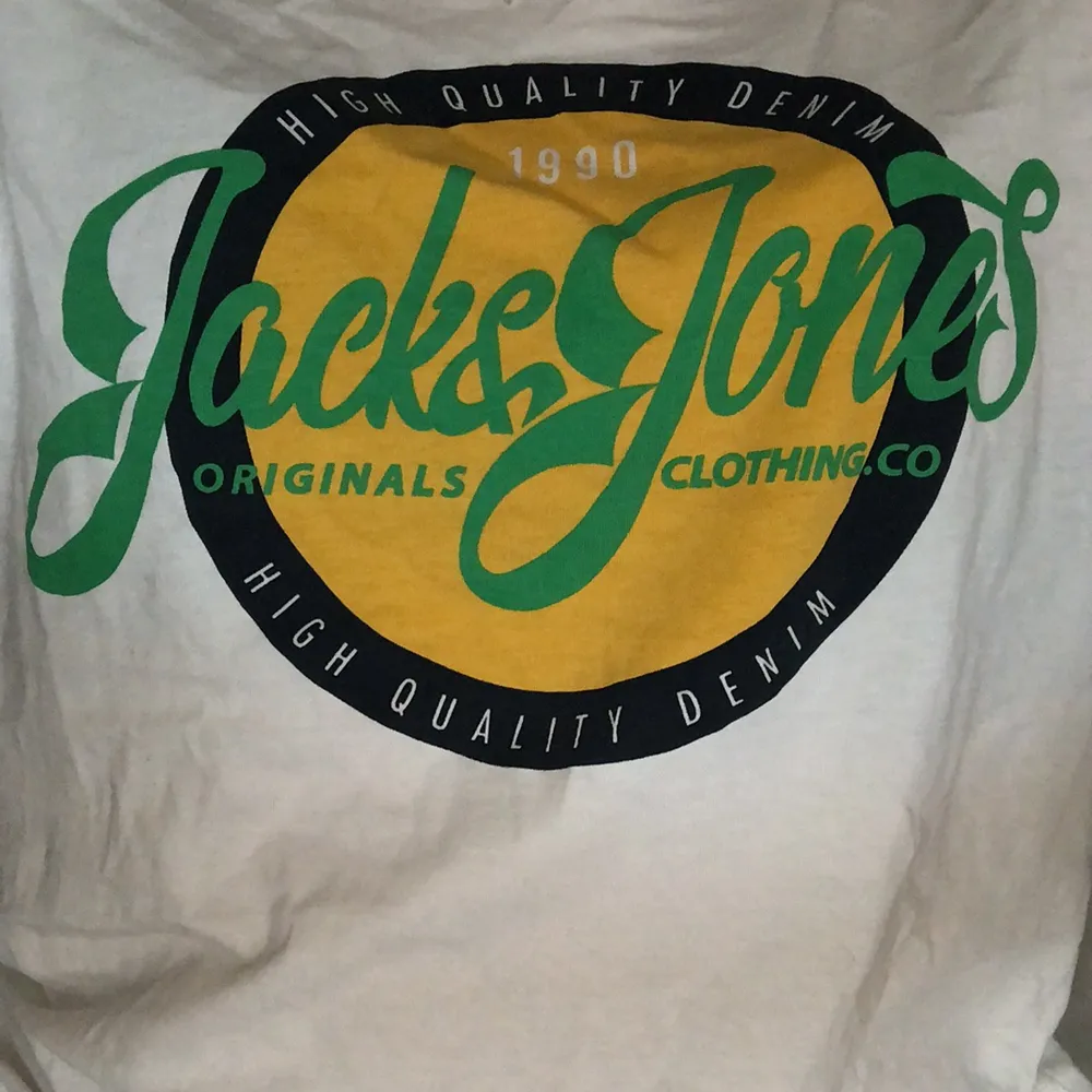 Cool jack&jones t-shirt köpt förra året men bara använt ett fåtal gånger, säljer då de inte riktigt är min stil längre köpt på herr avdelningen så den är lite overzise för mig som i dam är storlek S. T-shirts.