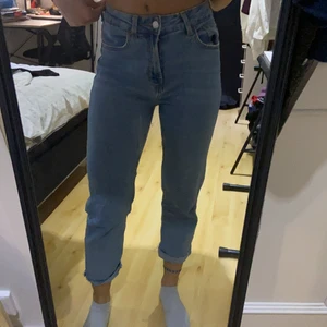 Jeans size S - Jag köpte den från bershka och den är i storlek S/36.  Det är stil "mum" mitt i midjan.  Jag använde den inte förutom ett par gånger eftersom jag inte gillade dens stil på mig och den är inte min stil så kanske någon annan kommer att gilla den!  Priset kan diskuteras och jag kan träffas!❤️