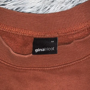 Sweatshirt med text  - En brun tröja med texten ”Vermont”. Har inte använt den så mycket, använd mellan 5-10 gånger. 