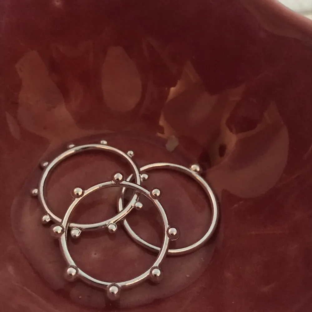 Ny pris 50 kr- säljer dessa tre fina silver ringar i ny skick. Accessoarer.