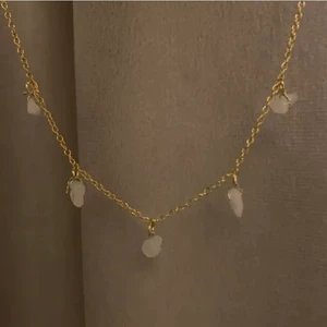 halsband med rosenkvarts (silver finns)  - Kort halsband med äkta rosenkvarts. Kedjan är i guldfärgad mässing men det finns även i silver. 