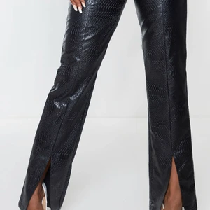 Pretty little thing läder byxor - Beställde för små storlek , storlek 4 i UK men i svenska 32 ungefär 