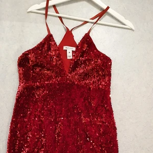 Super fin fest glitter klänning  - I mycket bra skick och passar till allt. Passar s_ m. Och bara provat 