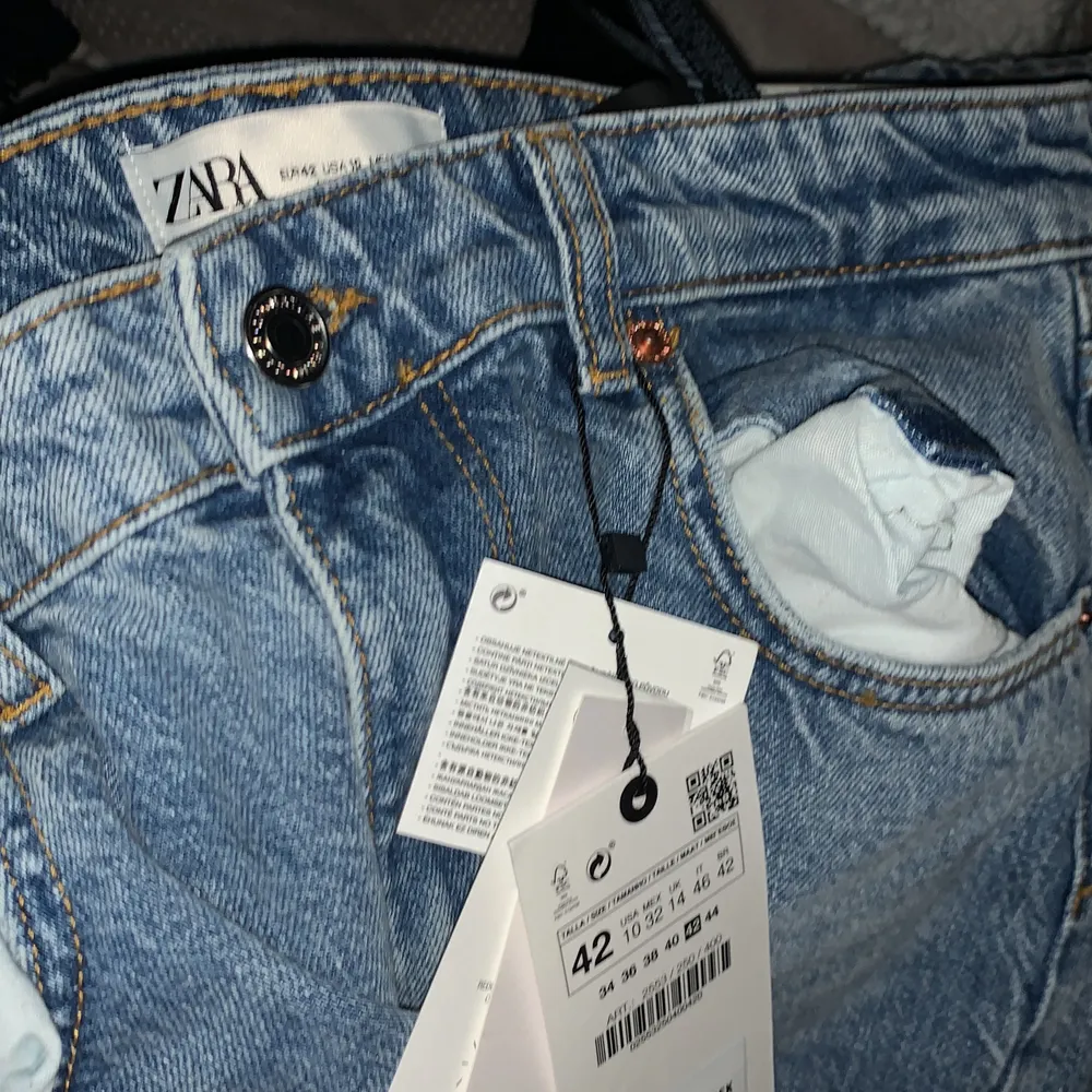 Hejj, säljer helt nya zara jeans, beställde dom över nätet och den passade inte riktigt så som jag ville att dom skulle, dessvärre är jag för lat för att skicka tillbaka dom så hör av er om ni skulle vilja köpa dem, som sagt helt nya prislapp o allt är kvar 💓 Det är modellen (Mid Waist straight). Säljer direkt för 350kr. Jeans & Byxor.
