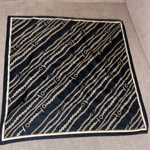 svart bandana - säljer denna balla svarta bandana med kedjeprint som knappt har kommit till användning och köptes för ca 1 år på hm!🖤 minns ej vad den köptes för men säljer den för 30kr+frakt!🖤 man kan använda denna som både en topp och en bandana i håret och den är gjord i satin!🖤