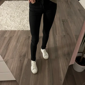 Levis jeans - Svarta lågmidjade, tajta levisjeans i storlek W24 L32 använda ett fåtal gånger. Ny pris 999kr, mitt pris 250+ frakt