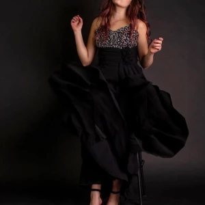 Bal klänning Storlek S och M - Det här är en klänning som användes en gång till en photoshoot och har inte används sen dess. Den gjordes specifik för den photoshoot från en colombians konstnär. Vill bara säga att den här klänningen är den ända i världen så passa på! 