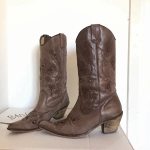 Cowboyboots  - Säljer ett par cowboyboots köpta här på Plick men de var tyvärr för stora för mig. Har 38 och dessa är 40. Bilderna är lånade av tidigare säljare, önskas fler bilder kontakta mig gärna🥰 de är super snygga och enkla att få på:)