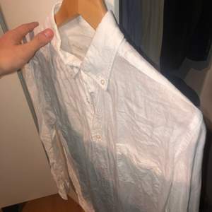 En jättefin Massimo dutti skjorta i storlek M. Tyvärr var skjortan för stor och är endast bara använd 1 gång. Nypris var 600-700kr och mitt pris är 300kr! Hör av dig vid frågor