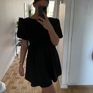 Klänning - Supersöt klänning med snörning i ryggen. Använd fåtal gånger. 