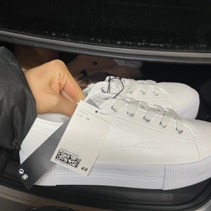 Vita sneakers strl 39 - Helt nya sneakers från H&M