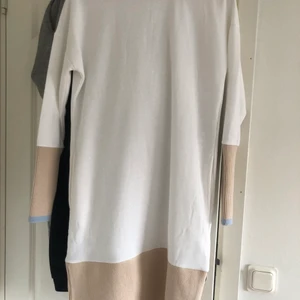 Sweater dress - Vit sweater klänning från Noisy May med ribbade detaljer i beige och ljusblå. Storlek xs, helt ny.