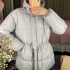 Dunjacka - Super fin blå/grå dunjacka från hm. Köptes förra vintern och är använd ett fåtal gånger, men ser ut som nyskick! 💓