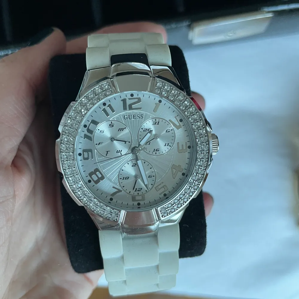 Guess watch med silver detalj och strassstenar. Accessoarer.
