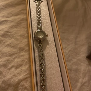 Klocka från bovou  - Helt ny så fin silvrig klocka från Bovou. Går att justera storleken. 💋 köparen står för frakt! 