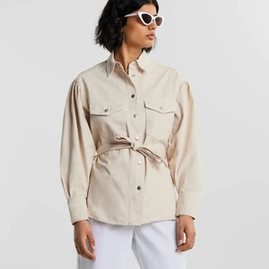 Denim puff shacket  - Super fin vårjacka, aldrig använd (prislapp är fortfarande kvar), super bra skick. Det är inte min stil och därför har den aldrig används. Frakt står man själv för. Jag svarar gärna på andra frågor. 🌸🌸