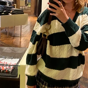 Stickad tröja från brandy Melville  - Jätte fin Nikki sweater från brandy Melville. Original pris var 390kr. Bara använt några få gånger. 60kr frakt:)