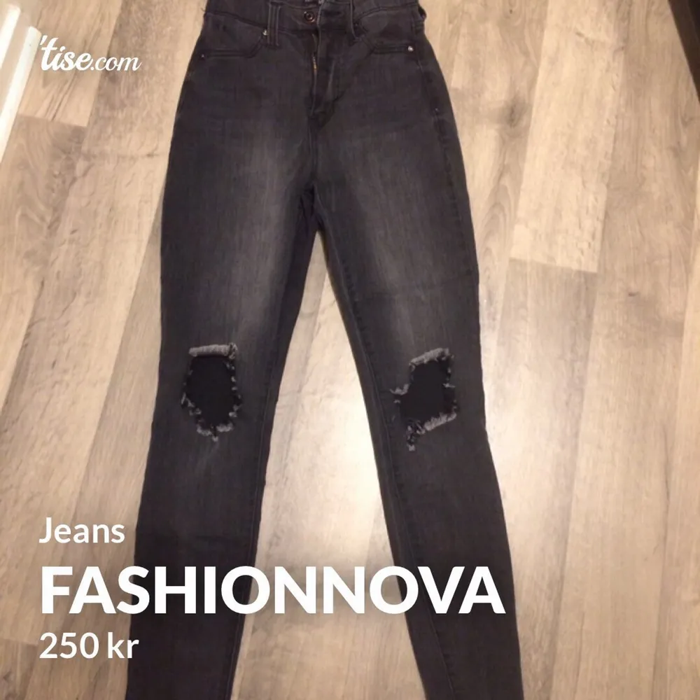 High waist från Fashion Nova. Sitter jättefint på och är knappt använda! . Jeans & Byxor.