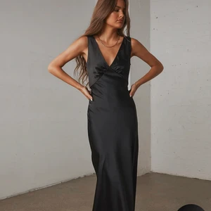 Balklänning i storlek 36🥰 - Säljer denna superfina oanvända klänningen (beställde två storlekar)🥰 Storlek 36🥰 hör av er om ni har frågor eller vill ha fler bilder. Köparen står för frakt❤️