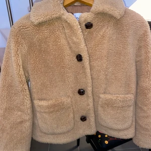 Teddy jacka från zara  - Suuuupermysig jacka från ZARA! 