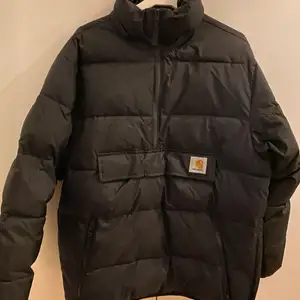 Carharrt puffer. Använd i 1-2 månader förra vintern, 2020. Köpt på Hollywood butiken inne i stan för 2399. Size XS, men passar mer en M skulle jag säga. Jag är cirka 180 och den sitter till och med lite stort på mig. Väldigt oversized. Finns även luva man kan sätta på, har bara tagit av den. Pris kan diskuteras.