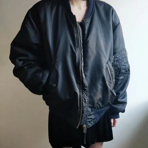 Bomberjacka  - Äkta svart Bomberjacka av märket Buster. Storlek L (kan med fördel bäras som oversized). Nyskick.