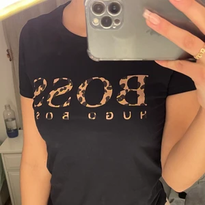 BOSS leopard print tshirt - Nypris 500