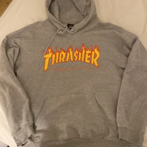 Thrasher Hoodie - Thrasher hoodie grå som blivit för liten för mig. Storlek small.