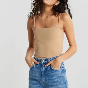 Linne - Fin, beige spagetti strap top från Gina tricot. Använd fåtal ggr. Färgen är slutsåld på ginas hemsida. Meddela för fler bilder och info. Pris kan diskuteras vid snabb affär 💞