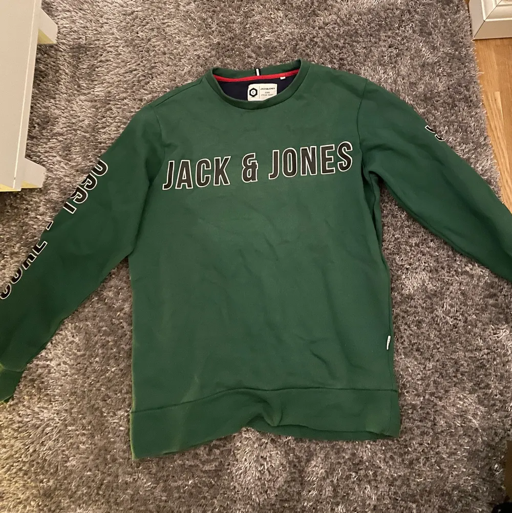 Stor grön tröja med Jack and Jones text. Väldigt varm och mysig.. Tröjor & Koftor.