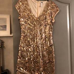 Nyårsklänning med guldpaljetter strl 42 - Klänning i mycket fint skick i strl 42