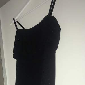 En ny svart klänning. Det är glänsande fest klänning 