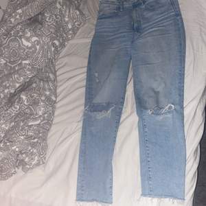 Mom jeans från märket stradivarius, köpta någon månad sen. Storlek 38.   Stretchiga. Frakt tillkommer.