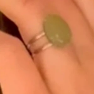 Söker en liknande ring - Glömde min ring på en toa, om någon har en liknade som de vill sälja, eller hittat min skriv gärna till mig. Dåliga bilder men den är ljusgrön tror i plast och silvrig men det var som om den hade varit grön, att färgen hade åkt av.💓