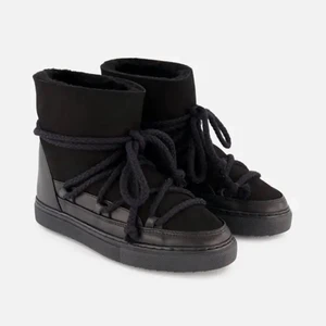 Svarta inuikii  - Svarta vinterskor från inuikii. Inte mycket använda så de är i bra skick. Köptes för 2500kr. Hör av er vid fler bilder. Pris kan diskuteras. Köparen står för frakten 