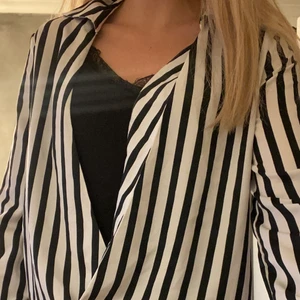 Randig blus - En randig blus från Zara. Det svarta linnet under ”sitter fast” i blusen. Aldrig använd. Nypris 499. Strl xs.