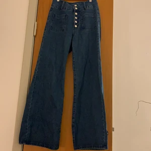 Jeans - Högmidjade jeans i väldigt bra skick då de knappt är använda