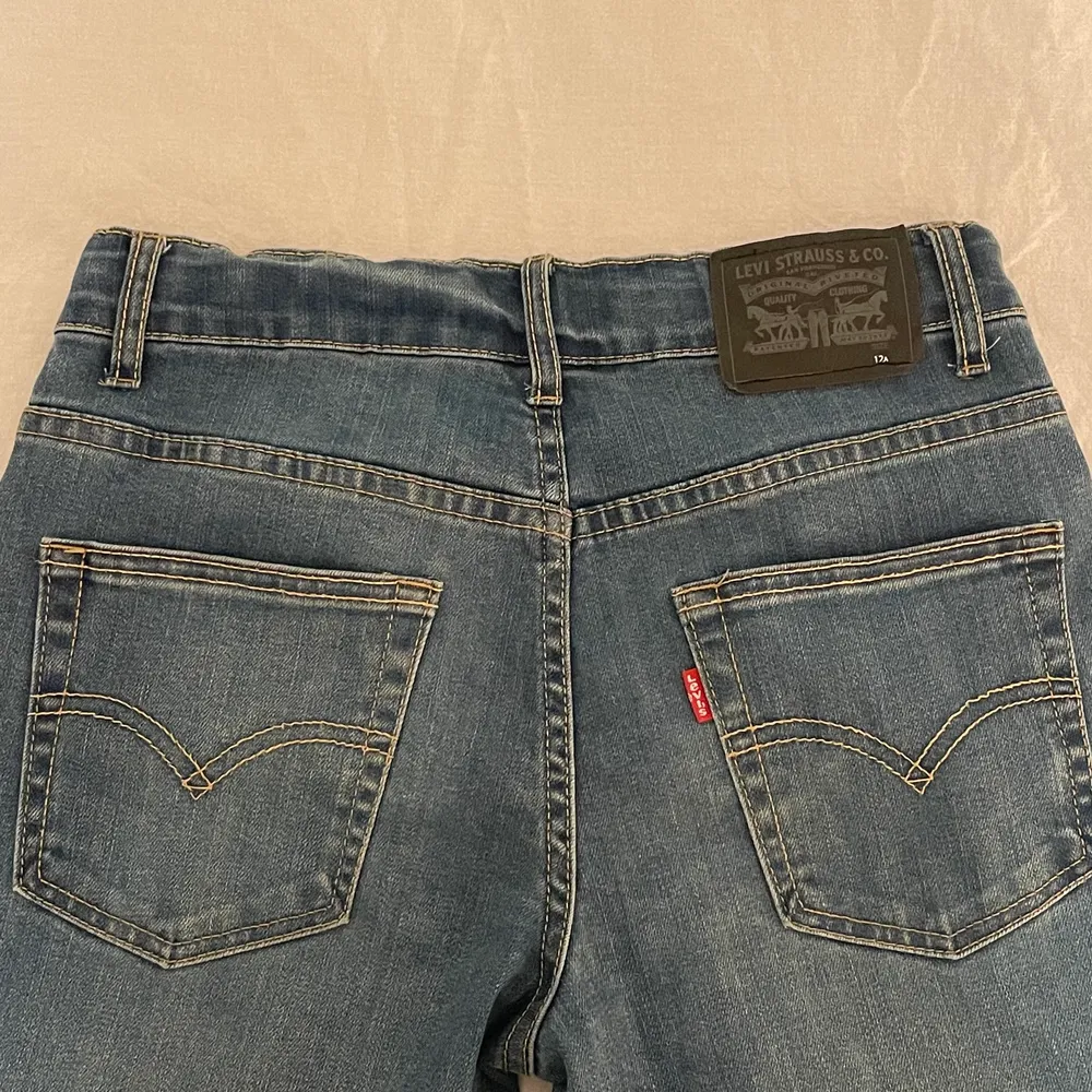 superfina levis jeans, köpta på zalando för 650, säljer då de är för små😁. Jeans & Byxor.