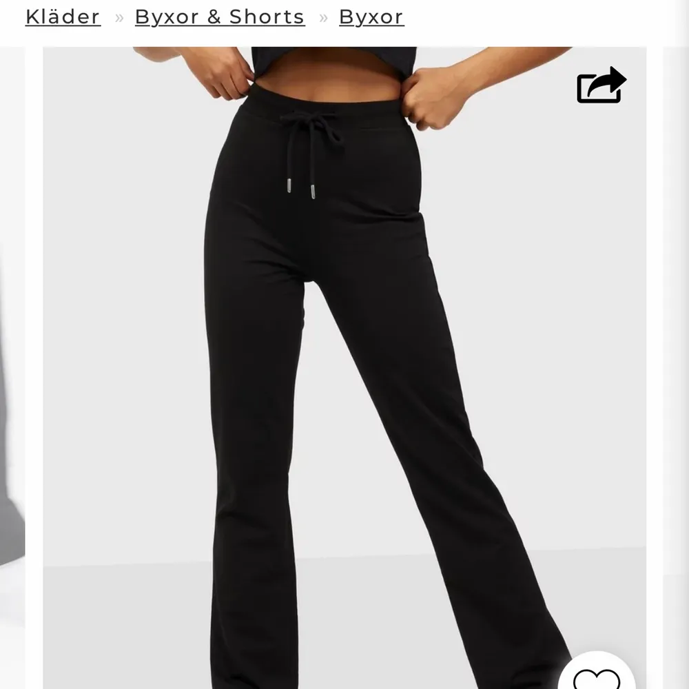 säljer ett par svarta Sweat pants från nelly pga att de blivit för korta skulle passa någon runt 165cm perfekt. Annars bra skick och bara använda några få gånger!. Jeans & Byxor.