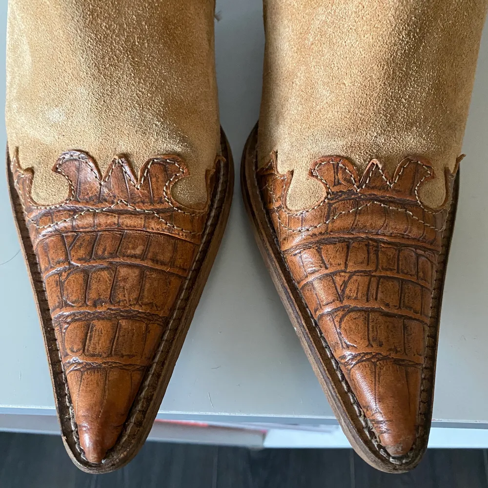 Cowboyboots i mocka, storlek 37. Dragkedja på insidan. . Skor.