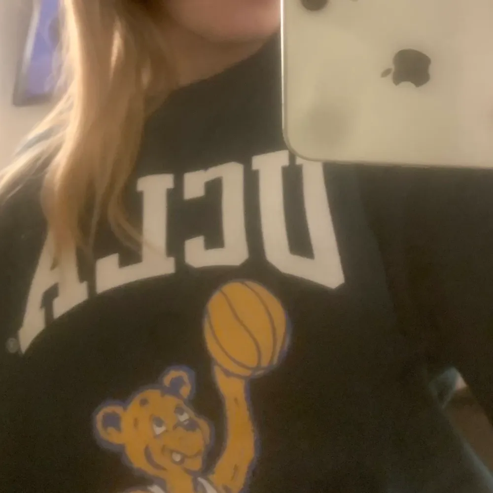 UCLA tröja, som ny förutom en defekt vid högra nedre hörn (se bild) . Hupparit & Collegepaidat.