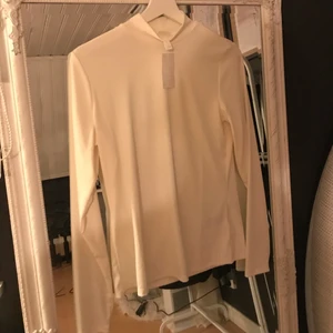 Topp - Helt ny topp från HM. Lite polo och lite genomskinlig.