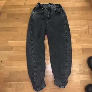 Superfina svarta jeans i gott skick, inga hål eller liknande. Nypris 600kr
