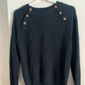 H&M storlek m - En marinblå stickad tröja 