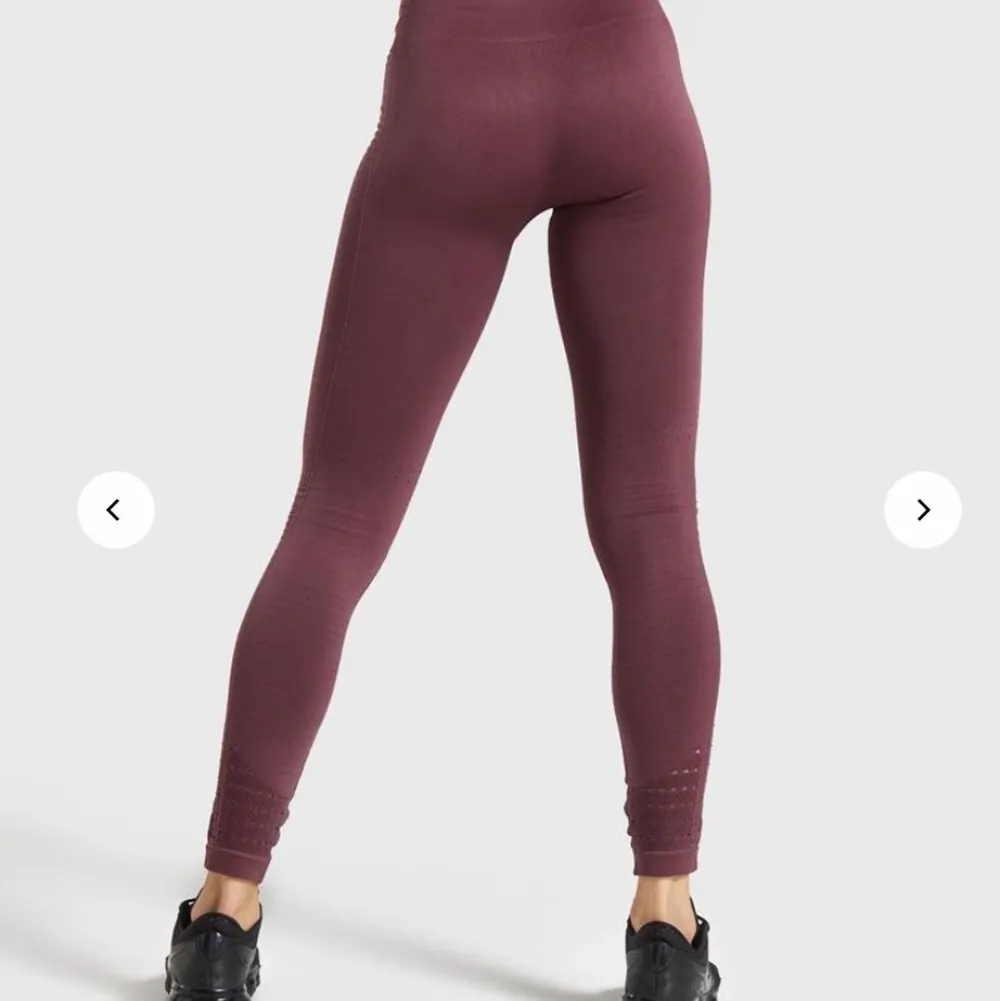 Säljer dessa tights från Gymshark, använt 1-2 gånger så de är som nya i kvalitén! Storlek M i färgen ”Berry Red”. (Nypris är 549 kr - säljer för 250 kr) Köparen står för frakten ☺️. Jeans & Byxor.