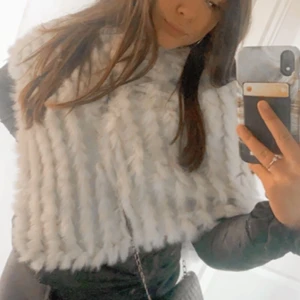 Vit pälsponcho - Sjukt fin pälsponcho som piffar upp ens outfit, fint skick inga fel!