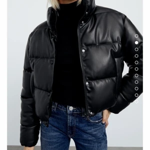 Plufferjacka  - Säljer denna jacka ifrån zara. Sparsamt använd så väldigt bra skick. Den är tjock och varm o jättefint skinn imiterat material! Skriv privat för fler bilder! Nypris 699kr🤩