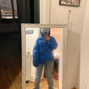 blå h&m jacka  - säljer min helt nya h&m jacka. fick hem den idag men har hittat en annan jacka nu! buda 🌸har den även i vit, senaste bud på 600kr+frakt på blå